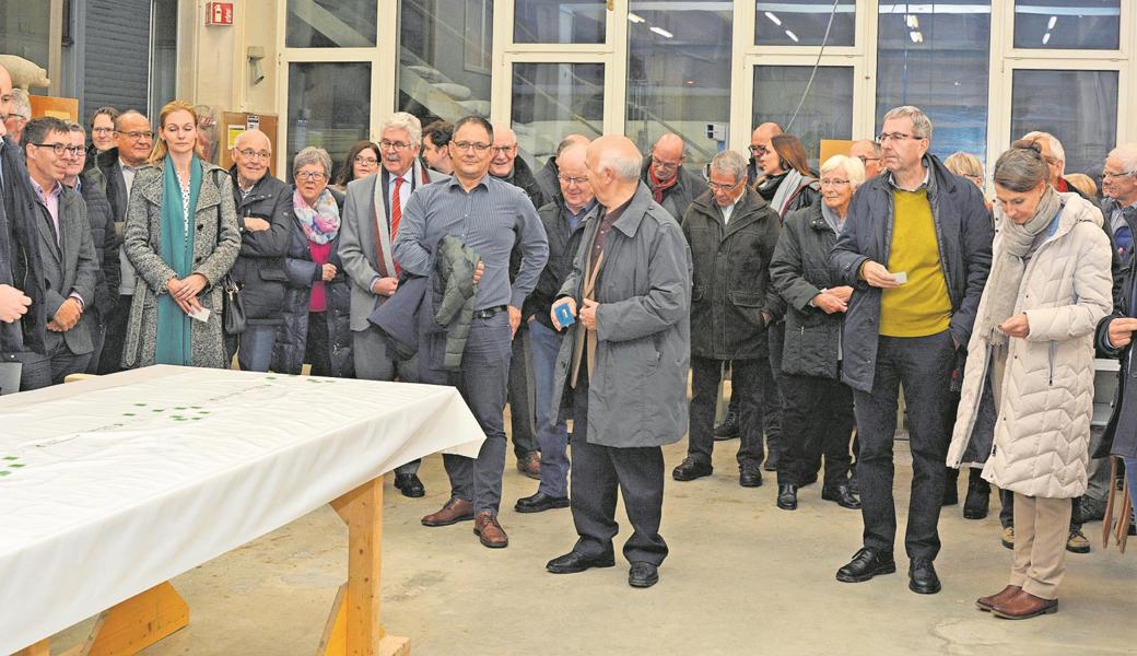 Knapp 100 Mitglieder der FDP Rheintal und Gäste versammelten sich in den Räumen der Firma SAW in Widnau.