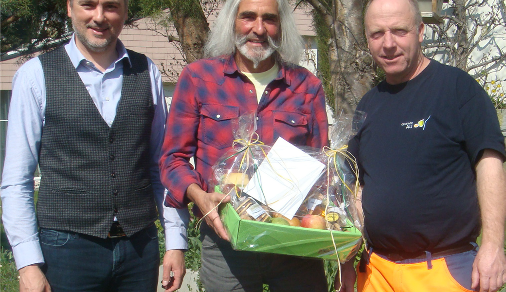 Gemeindepräsident Christian Sepin (llinks) und Urs Manzoni (rechts, Leiter Werkhof) bedanken sich bei Rainer Sieber für seine wertvolle Arbeit.