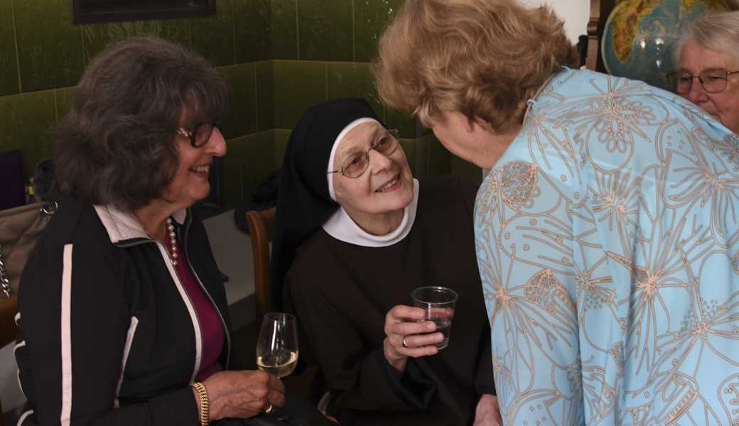 Die Gäste nutzten die Begegnung mit den Schwestern des Klosters Grimmenstein für kurzweilige Gespräche.