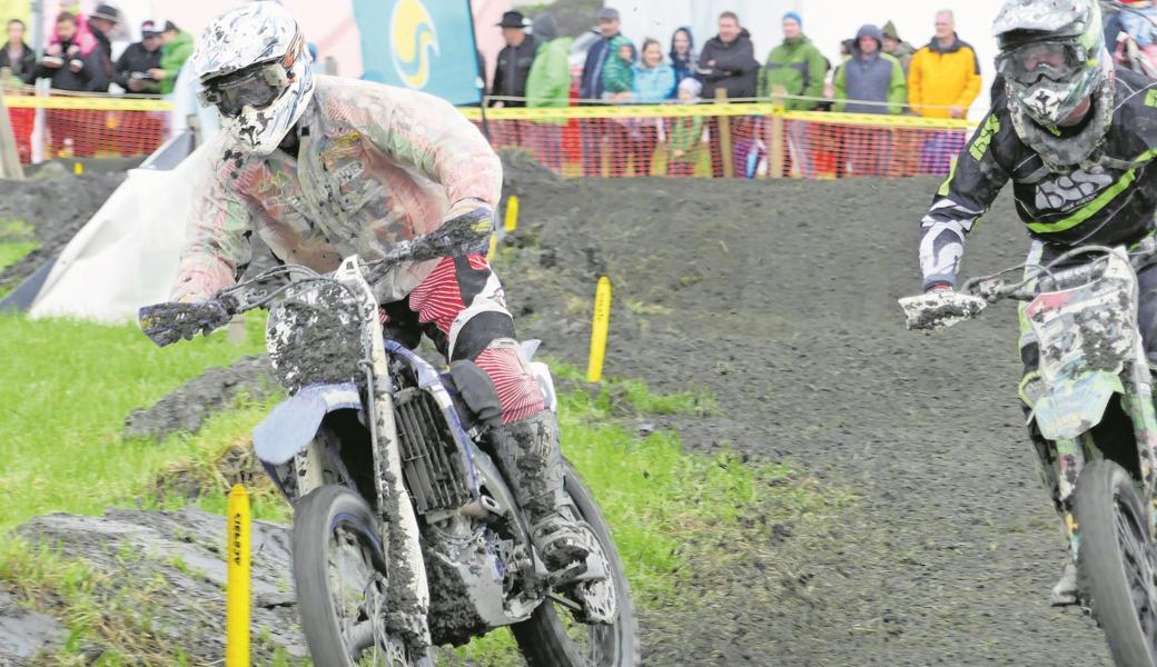 Eine Schlammpackung machte die Motocross-Piloten bis zum Ende des Rennens beinahe unkenntlich.