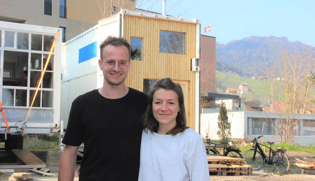 Lukas Alpiger und Fiona Tobler leben seit November im doppelstöckigen Container. 