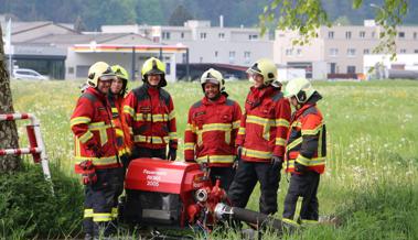 Feuerwehrleute üben den Umgang mit der Motorspritze