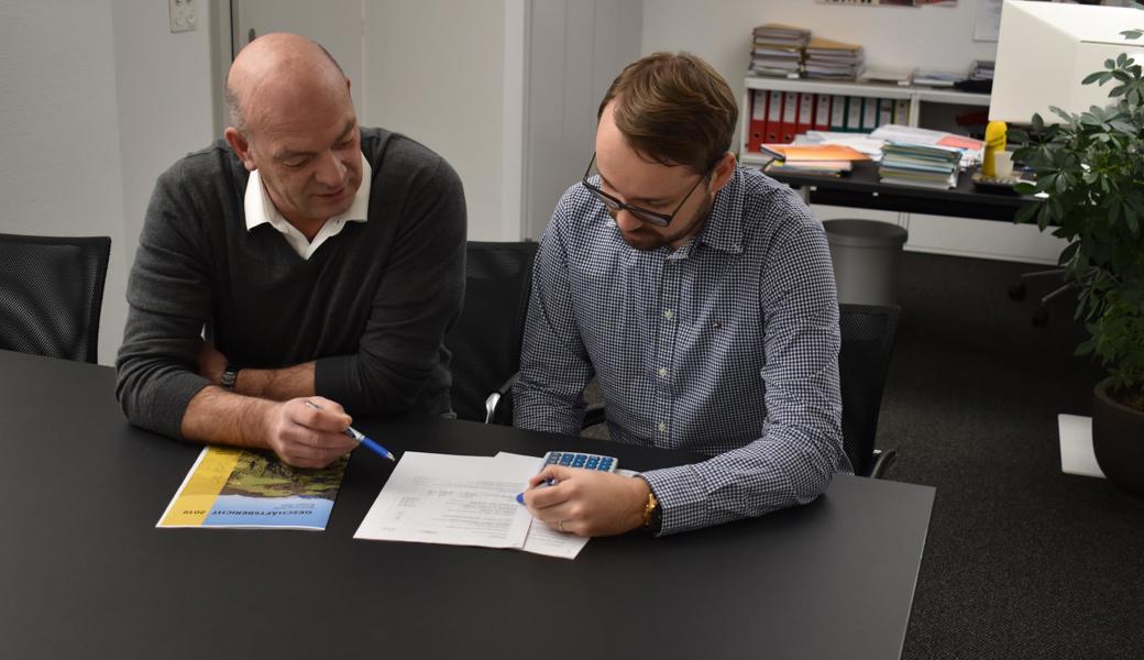 Gemeindepräsident Rolf Huber (links) und Steuersekretär André Thalmann freuen sich über das positive Ergebnis.