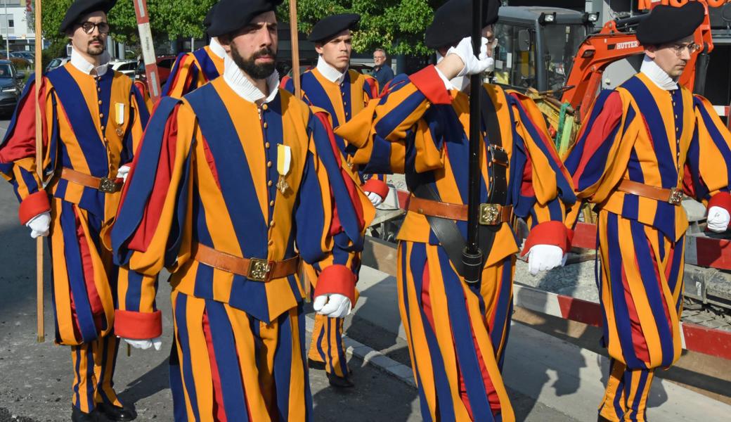 Eine Delegation der Garde in Uniform marschierte zur Kirche.