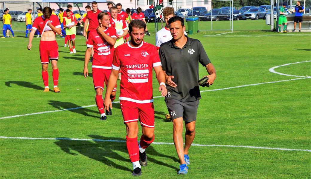 Thomas Koller (vorne rechts) kehrt mit den Montlingern zum FC Au-Berneck zurück, wo er während fünf Jahren zuerst Co- und am Schluss Cheftrainer war. Beide Teams haben in der ersten 2.-Liga-Runde gewonnen. 