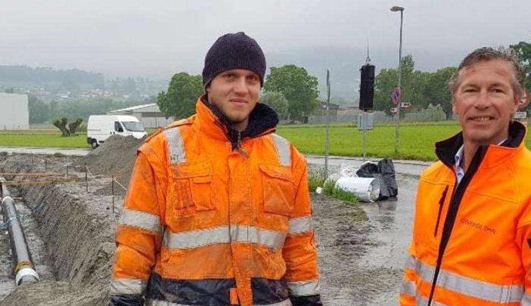 Gemeindepräsident Felix Wüst (rechts) bei der Baustelle.