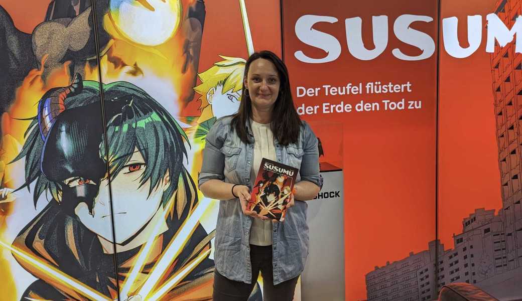 Christa Dürr hält zwei Jahre nach dem Tod ihres Sohnes Samuel sein Manga in den Händen. Das Buch wurde an der Fantasy in Basel vorgestellt.