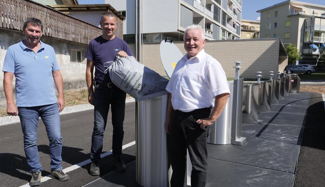 Nun steht auch bei der Gemeinde eine Unterflur-Entsorgungsanlage: (v. l.) Daniel Brack, Geschäftsführer Kehrichtverwertung Rheintal; Guido Seiz, Leiter Unterhaltsdienst Diepoldsau; Roland Wälter, Gemeindepräsident Diepoldsau.