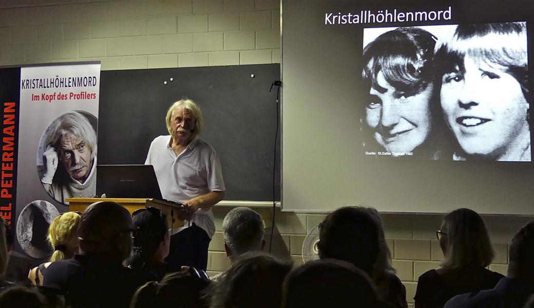 Der Profiler Axel Petermann mit der Darstellung der vor 37 Jahren in der Nähe der Kristallhöhle ermordeten Mädchen.