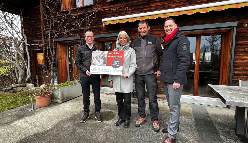 Luca Bigler (Privatkundenberater), die Gewinner Karin und Andi Buschor und Markus Rohner (Firmenkundenberater)