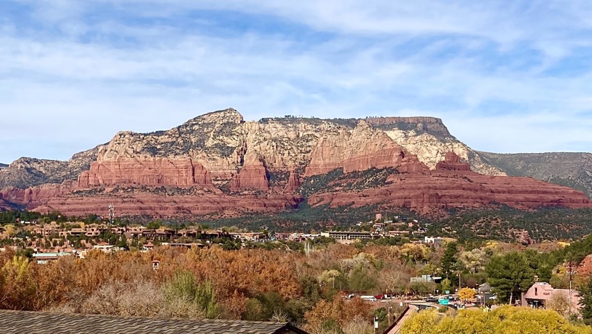 Die schroffen roten Felsen von Sedona, Arizona, auf einem Handybild, das ihnen qualitativ so gar nicht gerecht wird.