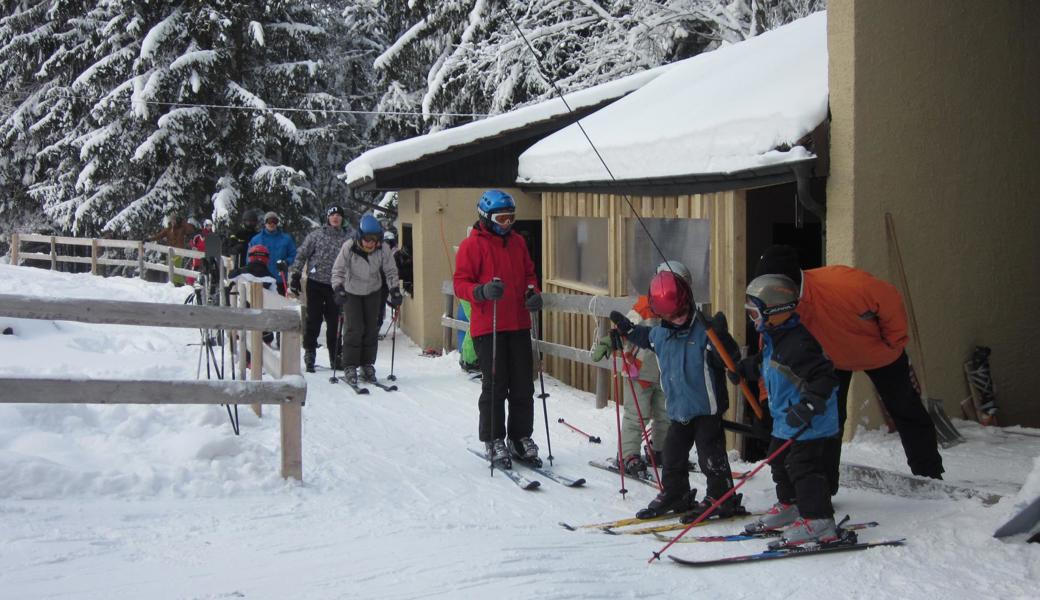 Viel Schnee und reger Betrieb wie hier bei der Talstation Sägeweid wünschen sich Wintersportfreunde und Aktionäre der Skilift Oberegg-St. Anton AG im kommenden Winter.