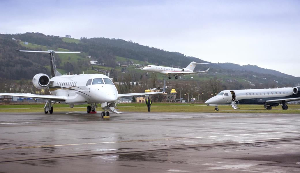 Längere Betriebszeiten für Linien- und Geschäftsflugzeuge, dafür Einschränkungen für Sportfliegerei und Helikopter: Gegen diese Pläne am Flugplatz Altenrhein wehren sich Vorarlberger Gemeinden.