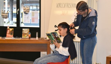 Bibliothek bietet jungen Leseratten am Vorlesetag einen Haarschnitt an