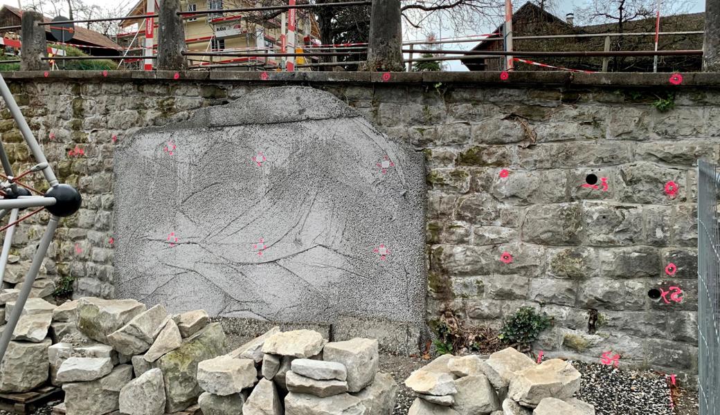 Kleinere Ausbrüche in der Stützmauer wurden mit Filterbeton gefüllt. Die Mauer wurde mit Sensoren bestückt.