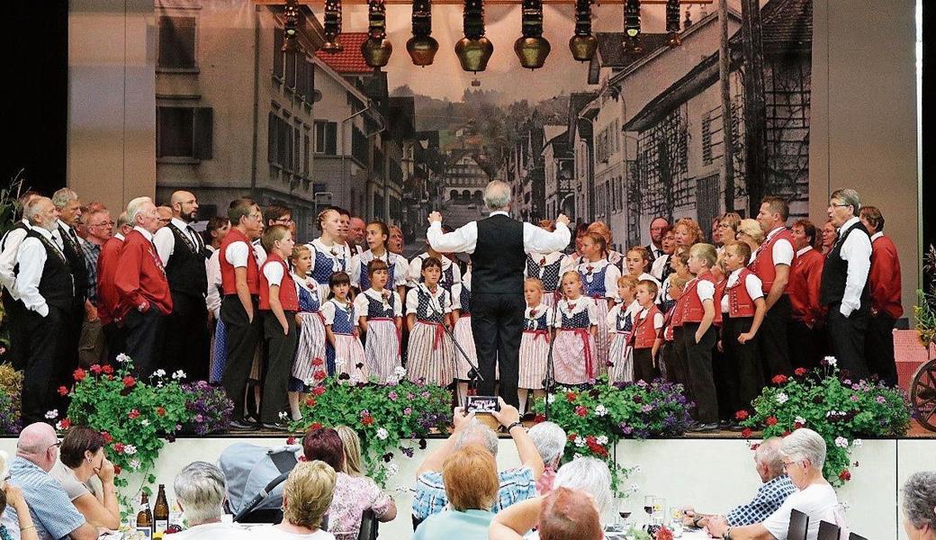 Das Schlussbild am Bernecker Jodlersonntag vom letzten August mit dem Jodelchörli Berneck, dem Jodelklub Oberwinterthur, dem Chinderjodelchörli Mosnang und weiteren Mitwirkenden.