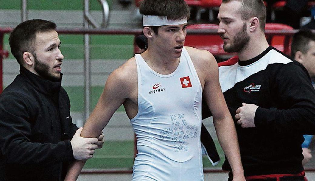 Trainer David Borsos (l.) und Damian Dietsche (r.) betreuten Maurus Zogg  auf seinem Weg zu Bronze.