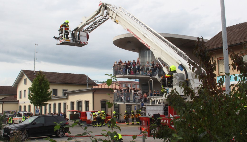 Grosses Publikumsinteresse an Feuerwehr-Hauptübung: Staunen und am Ende: «Ohren zu»