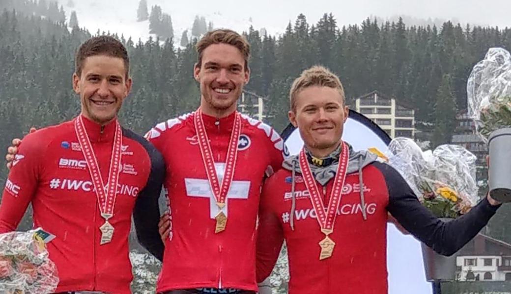 Mountainbiker Simon Vitzthum (Mitte) feierte in Arosa seinen zweiten Schweizer Meistertitel des Jahres vor Matthias Reutimann (links) und Damian Lüscher. 