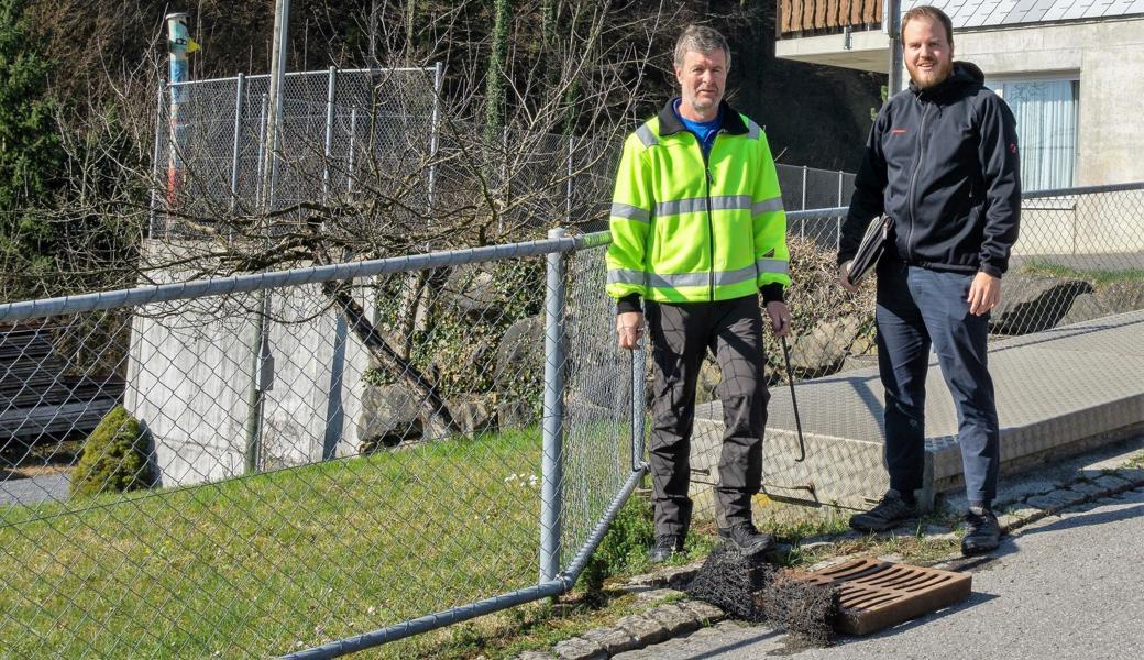 Alexander Kobler (Leiter Unterhaltsdienst Stadt Altstätten, links) und Dominic Frei (Verein Pro Riet Rheintal) vor einem Strassenschacht mit neu installier-ter Ausstiegshilfe für Amphibien an der Weideststrasse in Altstätten. 