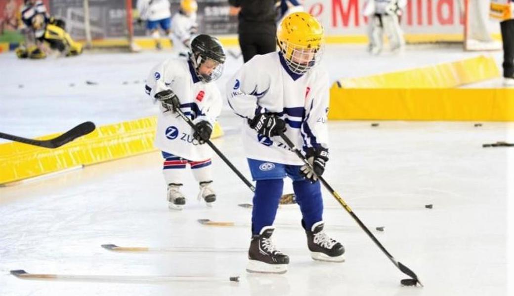 Die Kleinsten können beim SCR das Eishockeyspiel auf spielerische Art erlernen.