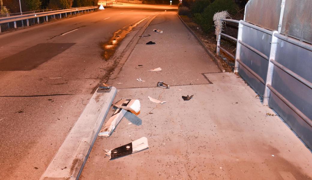 Ein fahrunfähiger Autofahrer beschädigte vier Randpfosten.