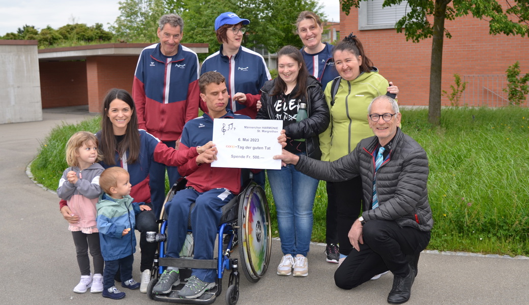 links knieend: Simone Michlig, Präsidentin PluSport Rheintal; rechts knieend: Eugen Süess, VP Männerchor HARMONIE St. Margrethen links knieend: Simone Michlig, Präsidentin PluSport Rheintal; rechts knieend: Eugen Süess, VP Männerchor HARMONIE St. Margrethen