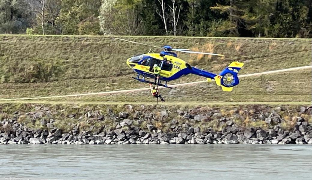 Der Rettungshelikopter bei der Bergung der toten Person. 