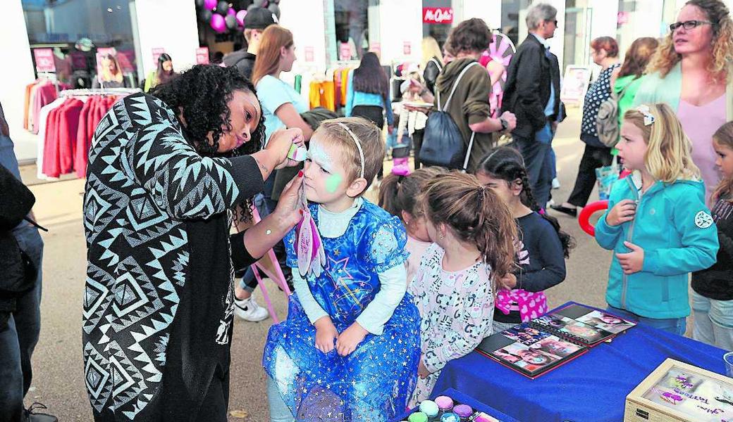 Ob beim Schminken, Kürbisschnitzen oder bei den Modeshows, am Tag der offenen Tür in Heerbrugg und Widnau wurde viel geboten und so manches Herz verzückt.