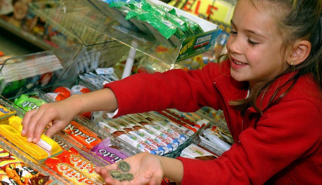 Das ist nicht unsere Autorin – aber sie dürfte Anfang der 2000er-Jahre vor der Kiosk-Auslage ähnlich ausgesehen haben.