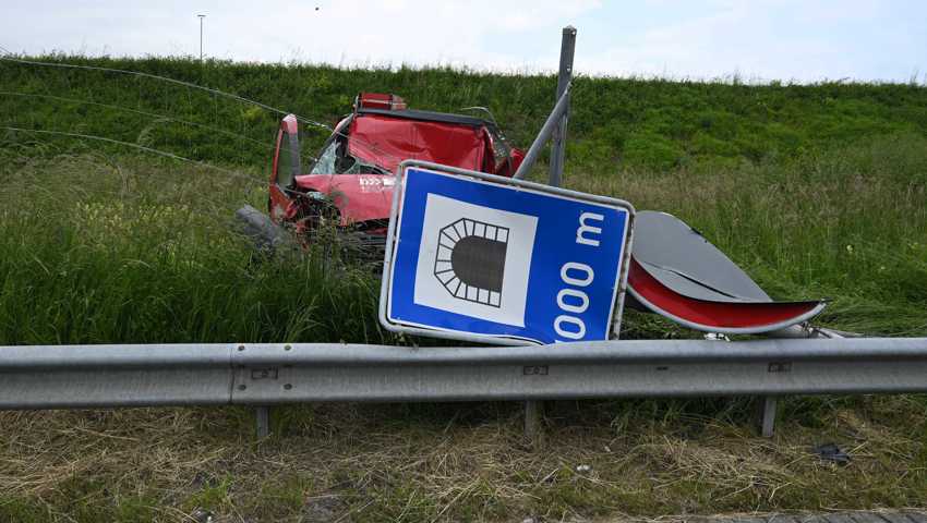 Das total demolierte Auto kam auf der Böschung hinter der Leitplanke zu liegen.