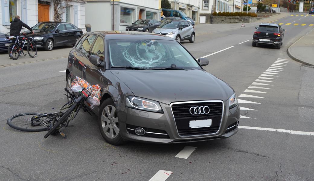 Der E-Bikelenker wurde ins Spital gebracht.