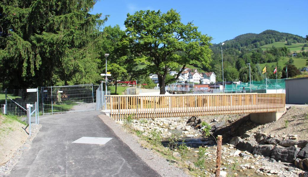 Der Weg führt nicht mehr wie bisher geradewegs zur Badi. Wer sich der Anlage nähert, quert den Bach über eine stattliche neue Brücke, von deren anderem Ende ein neuer Weg zum Schwimmbad führt.