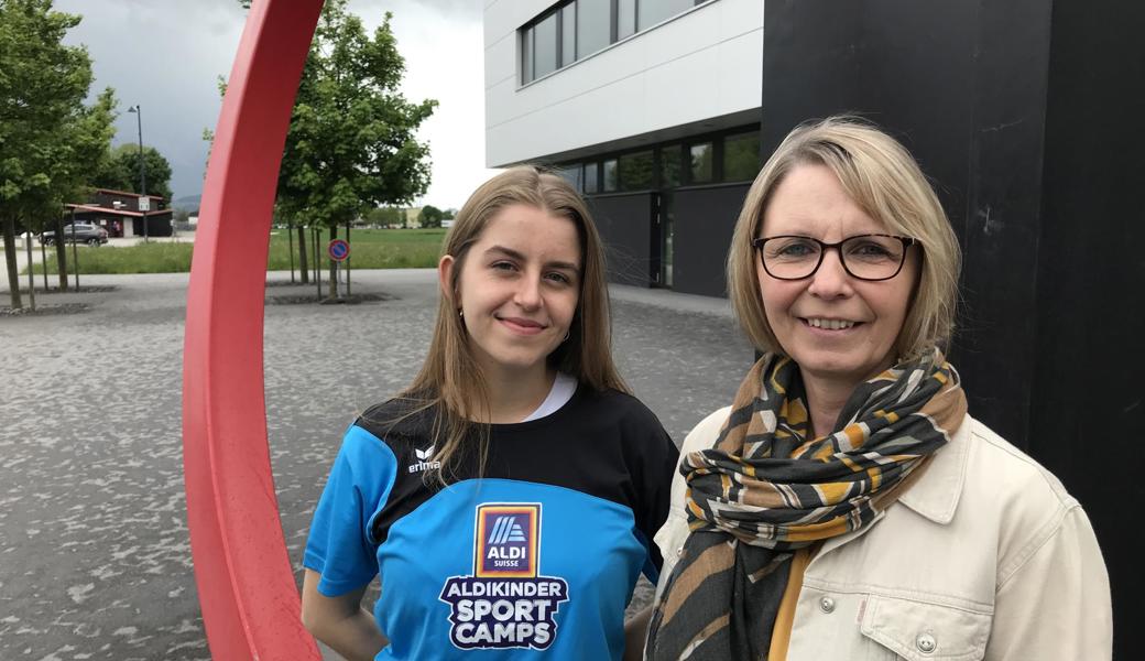 Leonie Kobelt (MS Sports Trainerin) und Elvira Büchel (Gemeinderätin und Jugend-
beauftragte Oberriet) freuen sich vor dem Bildstöckli in Oberriet auf die «Sportskanonen».