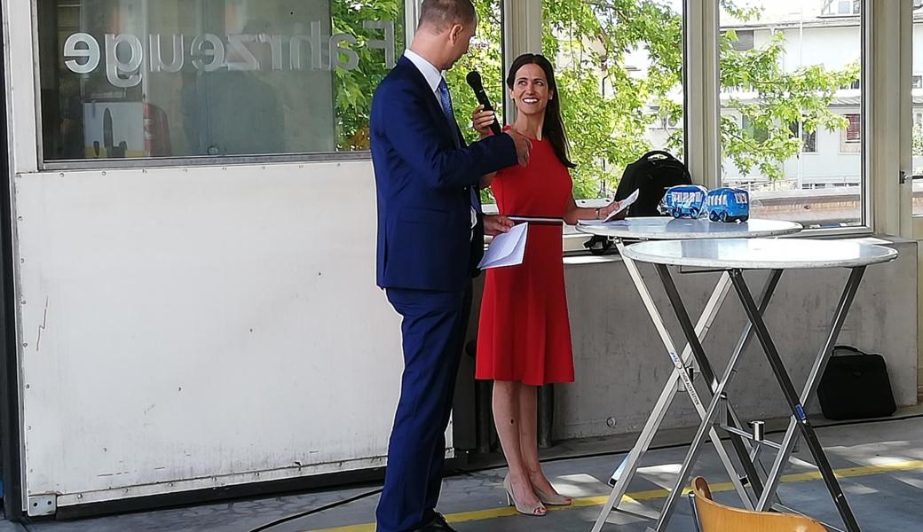 Moderatorin Claudia Marty im Gespräch mit Roland Ochsner, Unternehmensleiter Bus Ostschweiz.