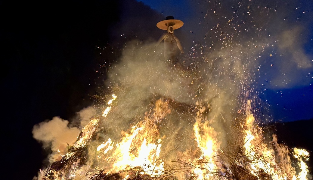 Er verkörpert den Winter, der Böögg auf den Funken (hier auf jenem in Oberriet). Und selbst wenn der Winter heuer so mild wie kaum je war – nun ist es an der Zeit, dass der Frühling Einzug hält. Das Funkenfeuer soll nachhelfen. Er verkörpert den Winter, der Böögg auf den Funken (hier auf jenem in Oberriet). Und selbst wenn der Winter heuer so mild wie kaum je war – nun ist es an der Zeit, dass der Frühling Einzug hält. Das Funkenfeuer soll nachhelfen.