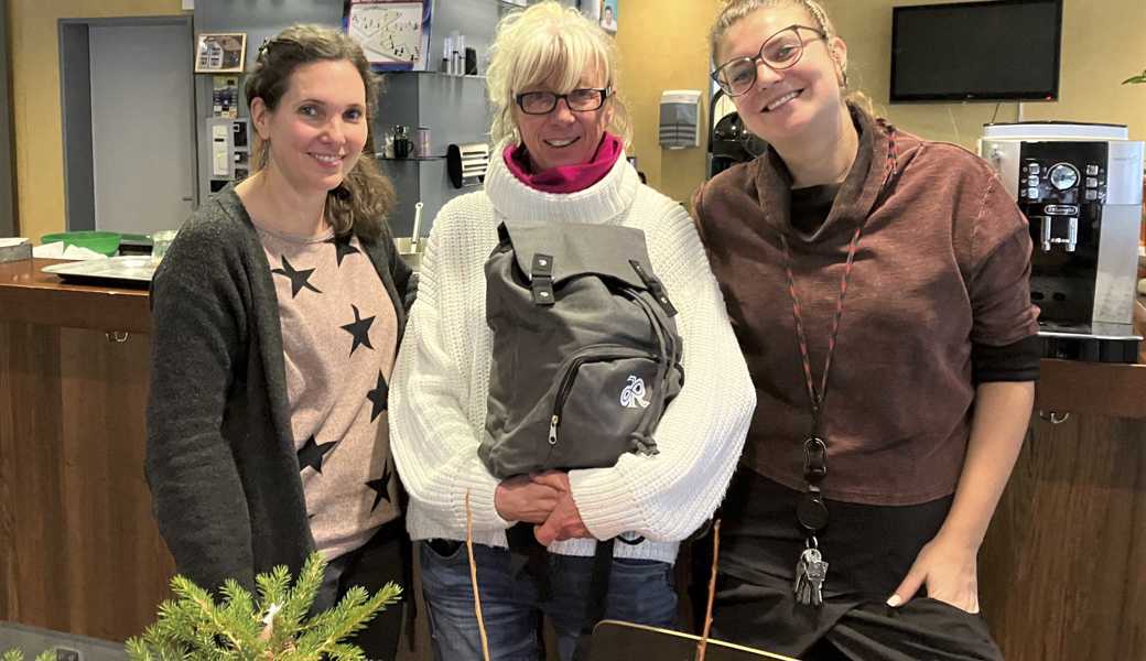 Katrin Schelling, Nicole Riedener und Anna-Lena Hinz ermöglichten den «Contact»- Besucherinnen und Besuchern in der Weihnachtszeit einen Lichtblick im Alltag.