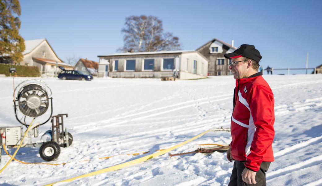 Johannes Solenthaler betreibt auf dem Bischofsberg den einzigen schneesicheren Kinderskilift in der Ostschweiz. Die dazugehörende Skischule feiert ihr 20-jähriges Bestehen. 