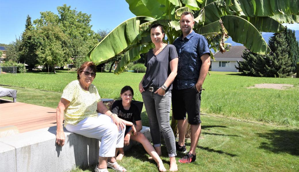 Drei Generationen mit dem Nachnamen Obst wohnen am Bachweg in Kriessern unter einem Dach (von links): Margrit Obst-Wyss, Lena Obst, Manuela Obst-Maurer und Peter Obst vor einer Bananenpflanze im eigenen Garten. (Es fehlt der 16-jährige Leon Obst).