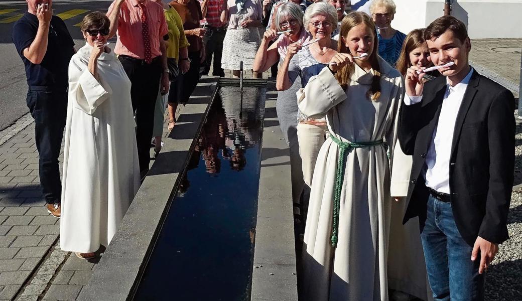 Beim Ausgang erhielten alle eine Zahnbürste mit dem Aufdruck «Gott ist dabei». 