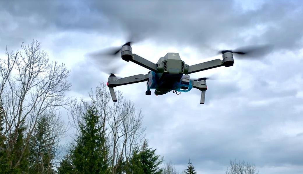 Schwebende Drohne mit Wärmebildkamera