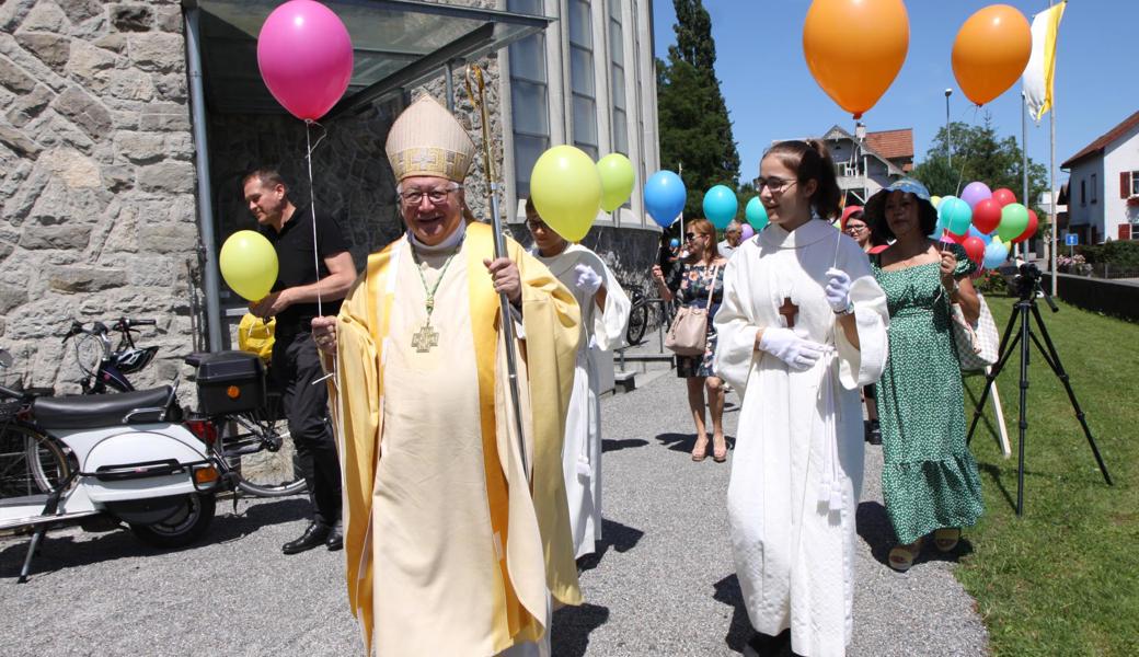 Mit Bischofsstab und Luftballon: Auch Bischof Markus Büchel schickte einen Luftballon in den Himmel hinauf.