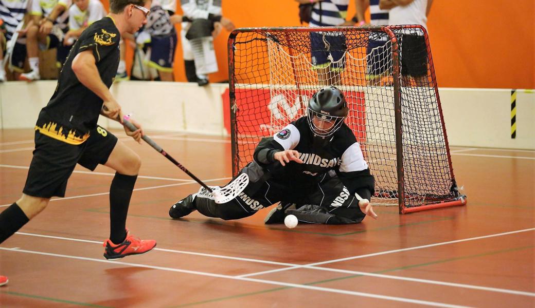 Pascal Frei und Goalie Yannis Tobler verhindern ein Gegentor.