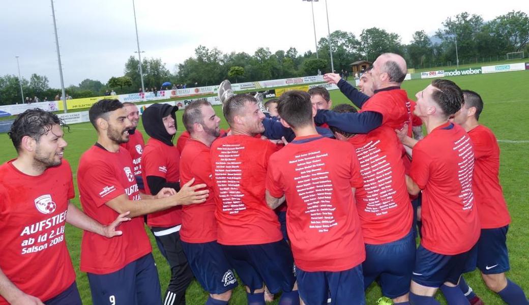 Die Rheinecker Spieler feiern Aufstiegstrainer Andy Giger.