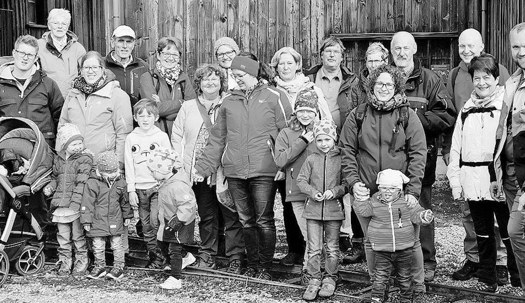 Die Mitglieder des Ornithologischen Vereins Widnau vor der Schollenmühle. Bild: kk