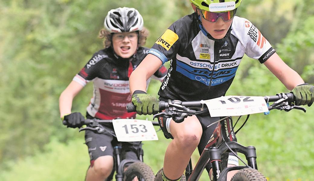 U13-Fahrer Lerino Loher aus Altstätten ist auch im Ziel knapp vor dem Dornbirner Kager (Nr. 153). 