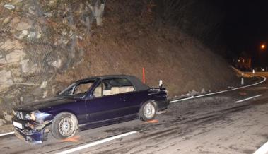 Auto überschlägt sich bei Selbstunfall