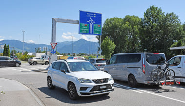 Am Auer Zoll-Kreisel sind viele Verkehrsteilnehmende turbo-schnell genervt