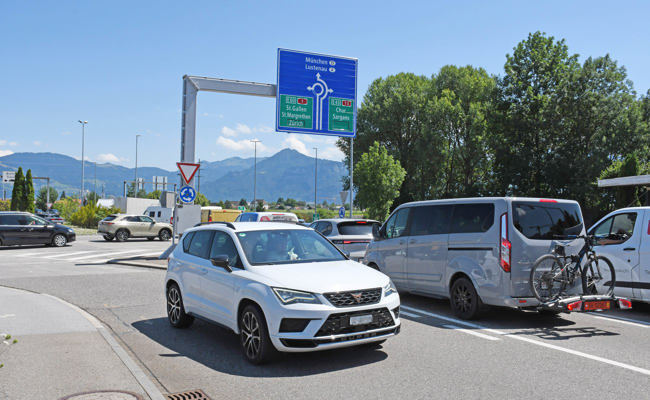 Am Auer Zoll-Kreisel sind viele Verkehrsteilnehmende turbo-schnell genervt