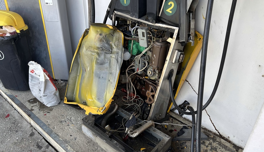 Autofahrer kollidiert beim Rückwärtsfahren mit einer Tanksäule